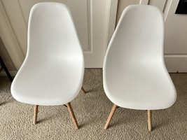 set of 2 White Plastic Chair with Wooden Legs 15&quot;D x 18.25&quot;W x 31.5&quot;H - £30.16 GBP