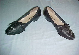 HUSH PUPPIES FLATS;6½M;BLACK;CUTOUT DESIGN;VINTAGE;1&quot;HEEL;CLASSIC STYLE/... - $9.99