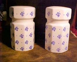 Large Cobalt Blue Flower Chintz on White Ceramic Salt &amp; Pepper Shakers;4½&quot; ta - £19.51 GBP