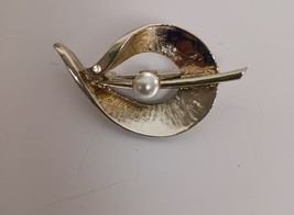Gold Tone Flower Brooch Faux Pearl 2&quot; - $210.34 MXN