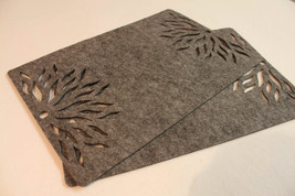 Large Felt Placemats 17 x 11 inch Rectangle Aster Design Set of  2 Free coasters - £11.44 GBP