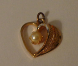 Vintage Gold Toned Heart/Pearl Pendant Charm - £7.82 GBP