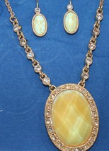 Avon White Opalesque Medallion Necklace Earings Gift Set 2007 - $14.50