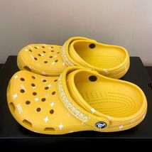 Crocs Classic Clog Yellow Bandana Paisley Print 8 Womens Shoes - $35.63