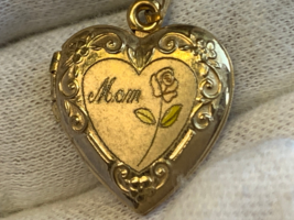 Vtg 14k Gold Filled Locket &quot;Mom&quot; Pendant Fashion Costume Jewelry Floral Heart - £64.45 GBP