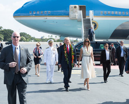 President Donald Trump and Melania exit Air Force One in Hawaii Photo Print - £7.15 GBP+