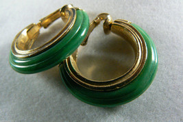 Vtg Sarah Cov Coventry Gold Tone Green Hoop Clip On Earrings - £19.18 GBP