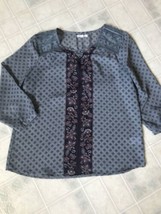 Maurices Blue Floral Lace Inset Shoulder blouse Sz Small Lattice Neck De... - £13.83 GBP