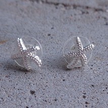 Silver Tone Metal Textured Starfish Studs Small Earrings Nautical Beach Ocean - £8.69 GBP