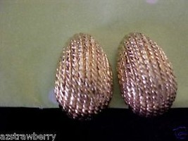 Vintage Trifari Signed Gold Tone Shell Design Clip Earrings - £19.47 GBP