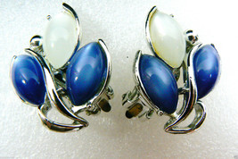 Vintage Silver Tone Metal Blue &amp; White Floral Design Clip On Earrings - £24.93 GBP