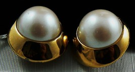 Alexis Kirk Signed Large Gold Tone White Pearl Faux Clip Earrings $0 Sh - £63.30 GBP
