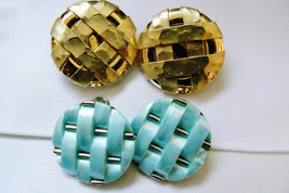 Lot of 2 VTG large weaved round blue thermoset &amp; gold tone clip earrings - £24.72 GBP