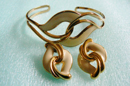 Set of 2 Cuf Bracelet & Earrings gold tone metal cream ivory color enamel Retro - $31.20