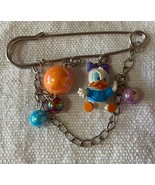 Animated style brooch, animated, silver, 7 cm in diameter, safety pin - $188.16 MXN