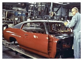 Chevrolet Chevelle Assembly Line Factory Man Working 1970 5X7 Photo - £8.85 GBP