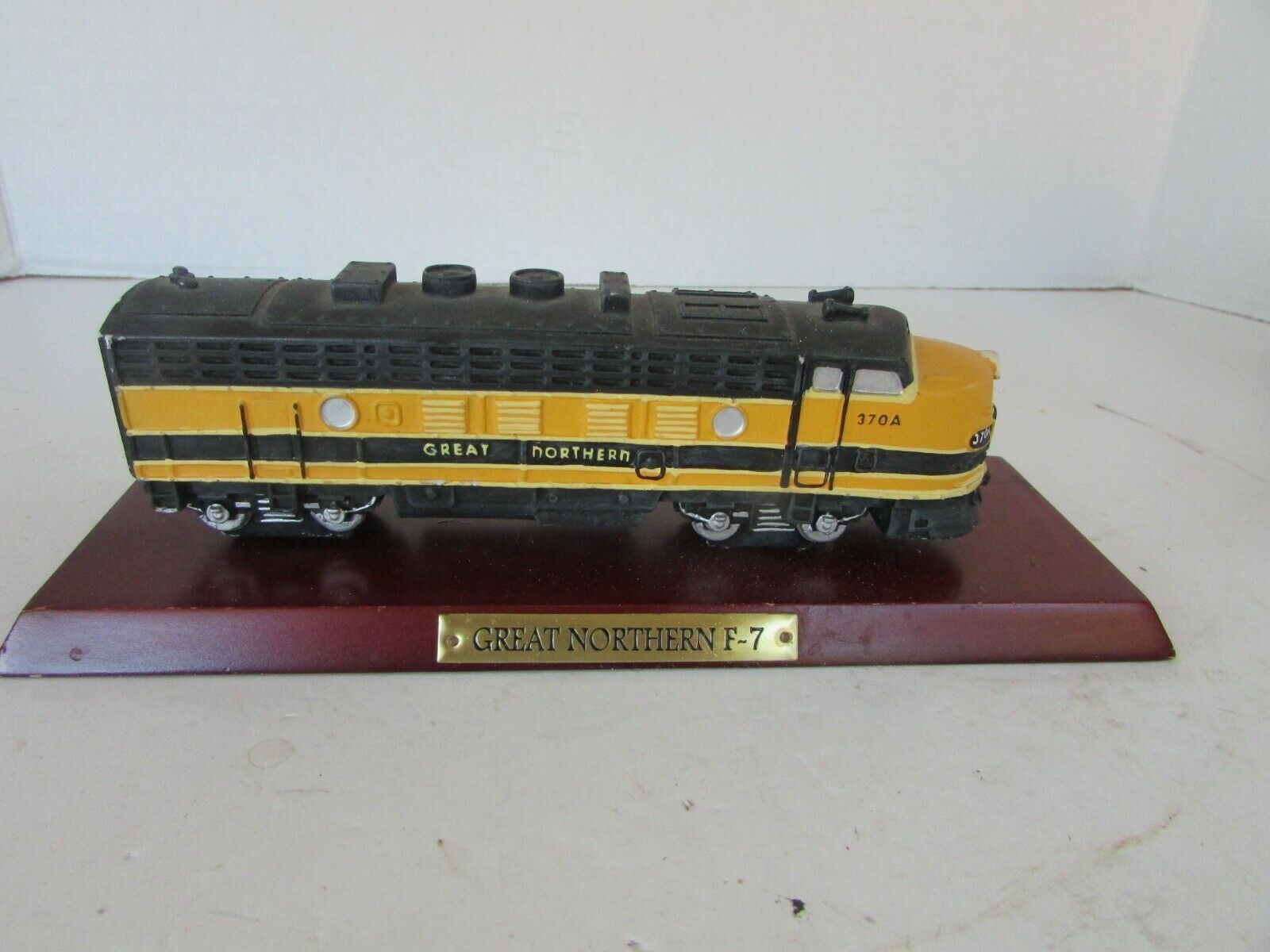 GREAT NORTHERN DIESEL TRAIN RESIN SCULPTURE ON 7.5&quot;L DISPLAY BASE   LotD - $4.70