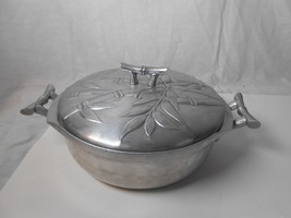 Vintage Everlast Hand Forged Hammered Aluminum Bowl w Bamboo Lid &amp; Handles - £13.13 GBP
