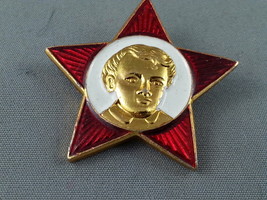 Vintage Soviet Young Pioneers Pin - Young Lenin on Soviet Star  - £15.05 GBP