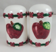 Vintage Country Red Apples Ceramic 4&quot; Salt &amp; Pepper Shakers - $217.73 MXN