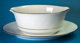 Noritake Ranier Gravy Boat w Underplate 6909 White Flowers Platinum Trim - €27,55 EUR Noritake Ranier Gravy Boat w Underplate 6909 White Flowers Platinum Trim - €27,55 EUR