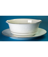 Noritake Ranier Gravy Boat w Underplate 6909 White Flowers Platinum Trim - €27,55 EUR Noritake Ranier Gravy Boat w Underplate 6909 White Flowers Platinum Trim - €27,55 EUR