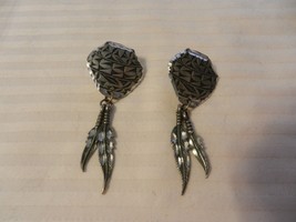 Women&#39;s Silver Metal Southwestern Pots with 2 Feathers Pierced Earrings - £31.85 GBP