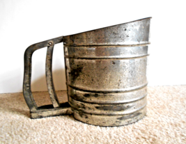 Vintage Unbranded Silver Aluminum Flour Sifter 5&quot; Diameter w/Squeeze  Ha... - $12.86