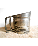 Vintage Unbranded Silver Aluminum Flour Sifter 5" Diameter w/Squeeze  Handle