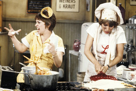 Laverne &amp; Shirley Penny Marshall Cindy Williams Cooking 24x18 Poster - £19.12 GBP