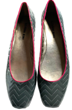 Gianni Bini Slip-On Flats Quilted Pattern Womens 8M Gray w/Pink Trim - $7.35