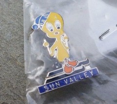 Sun Valley Tweety Bird Looney Tunes Resorts Ski Travel Souvenir Lapel Pin Idaho - £10.16 GBP