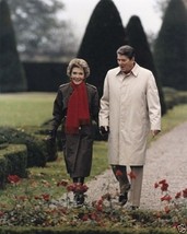 President Ronald Reagan walks with Nancy in Geneva Switzerland 1985 8x10 Photo - £6.89 GBP