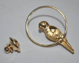 VINTAGE AVON PARROT ON A PERCH LAPEL PIN BROOCH - Gold Tone - £7.11 GBP