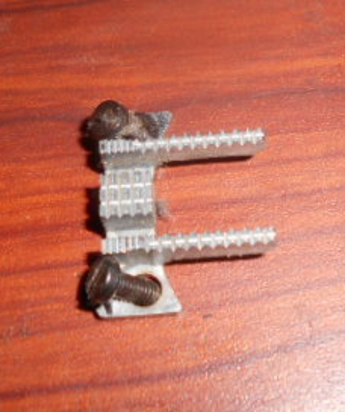 Singer 6268 Feed Dog #313993 w/Mounting Screws - $10.00