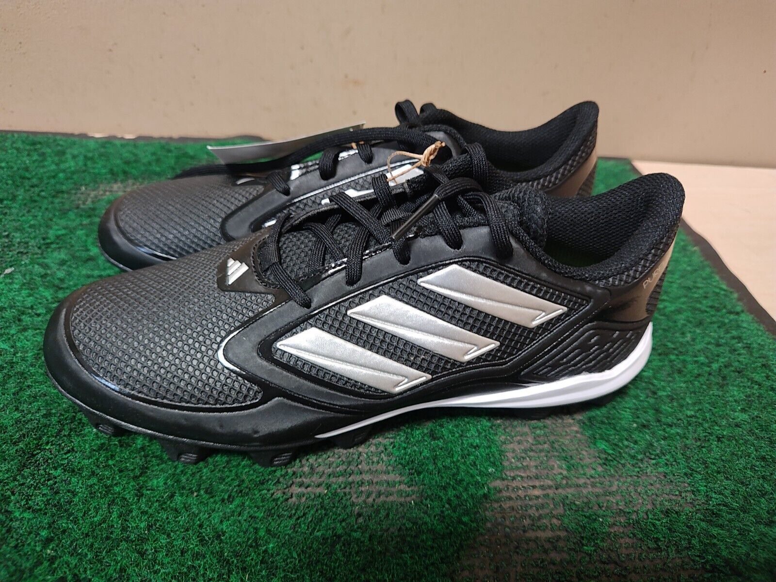 Adidas PUREHUSTLE 3 MD WOMENS SOFTBALL CLEATS SIZE 8 BLACK/WHITE IG7138 - $28.50