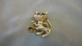 VINTAGE AVON GOLD TONE METAL CAT WITH BELL &amp; BLUE EYES PIN #15350 - £39.96 GBP