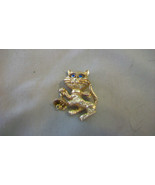 VINTAGE AVON GOLD TONE METAL CAT WITH BELL &amp; BLUE EYES PIN #15350 - £39.33 GBP