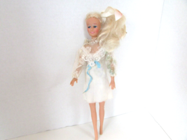 M &amp; S Shillman Inc. Hong Kong Fashion Doll Blonde 11.5&quot; White Lace Dress - $91.73 MXN