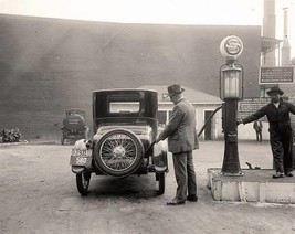 Photo Vintage of An early gas station from the 1920s. - £5.40 GBP+