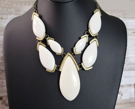 Vintage Necklace - Cream &amp; Antique Gold Tone Statement Necklace - £14.18 GBP