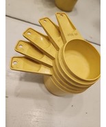 Tupperware Vintage Mustard Yellow Retro 70&#39;s Nesting Measuring Cups Set 5 - $313.45 MXN