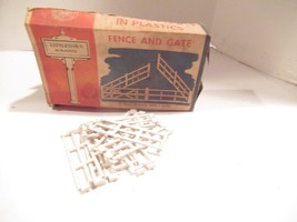 VINTAGE LITTLETOWN-  027-  BOX OF FENCES/GATES -  FAIR- M66 - $4.60