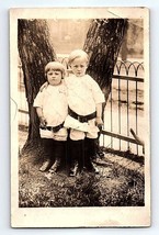 Cppr Véritable Photo Carte Postale Deux Jeune Enfants En Front Of Tree - £53.74 GBP