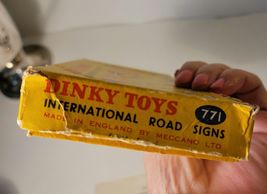 International Road Signs Dinky Toys No. 771 1:43 Scale Models in Original Box image 4