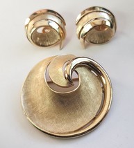 Crown Trifari Brooch Pin Clip Earrings Swirl Design Brush and Bright Gol... - £31.23 GBP