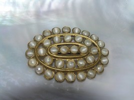 Vintage Brass Colored Plastic Oval with Faux White Pearl Cabs Pin Brooch – - £8.30 GBP