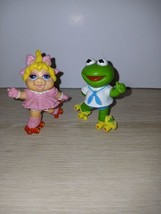 Muppet Babies Set Of 2 Kermit &amp; Miss Piggy Roller Skate Figures 1986 Vintage - £10.84 GBP