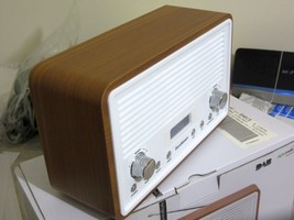 SANDSTROM SDR15 DAB Fm Radio Clock Walnut &amp; White 4W Power 2 X 2w Speaker - $37.40
