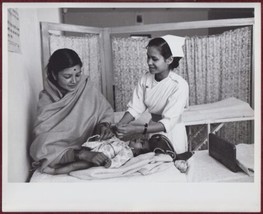 1963 Original Press Photo Nepal Nurse Hospital Child Medicine Health Midwifery - £24.68 GBP